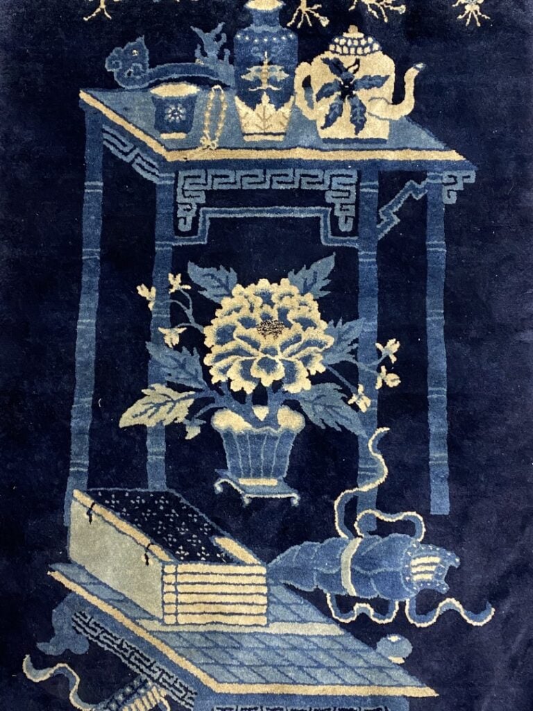 TAPIS A LA TABLE A THE ET AUX VASES - Chine - Sur fond bleu, vases archaïques e…