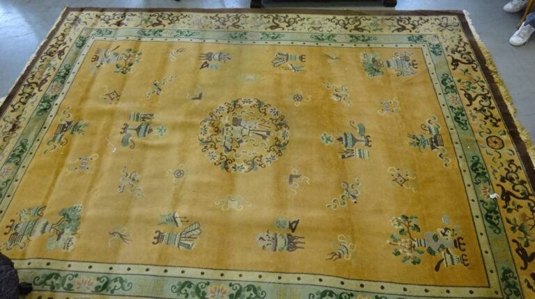 [/] TAPIS - Chine, Moderne - A décor de vases fleuris et de phénix stylisés - (…