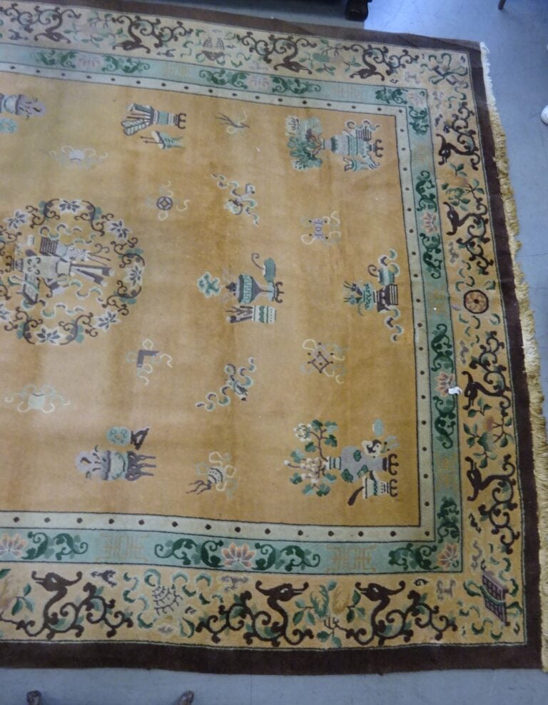[/] TAPIS - Chine, Moderne - A décor de vases fleuris et de phénix stylisés - (…
