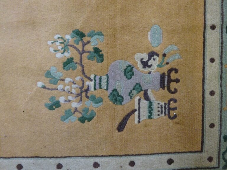 [/] TAPIS - Chine, Moderne - A décor de vases fleuris et de phénix stylisés - (…