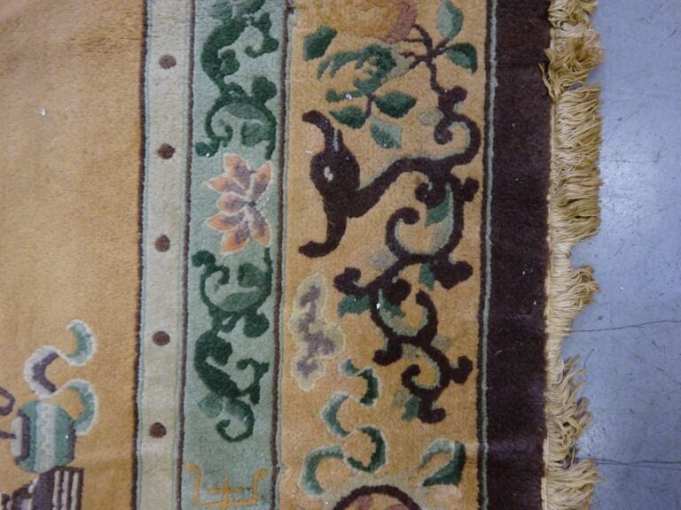 [/] TAPIS - Chine, Moderne - A décor de vases fleuris et de phénix stylisés - (…