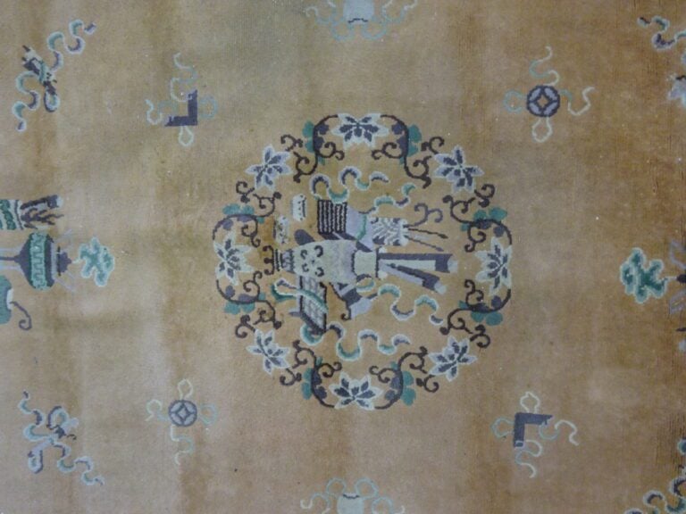 [/] TAPIS - Chine, Moderne - A décor de vases fleuris et de phénix stylisés - (…