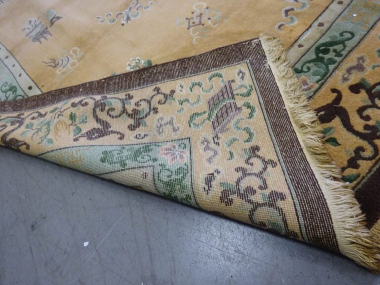 [/] TAPIS - Chine, Moderne - A décor de vases fleuris et de phénix stylisés - (…