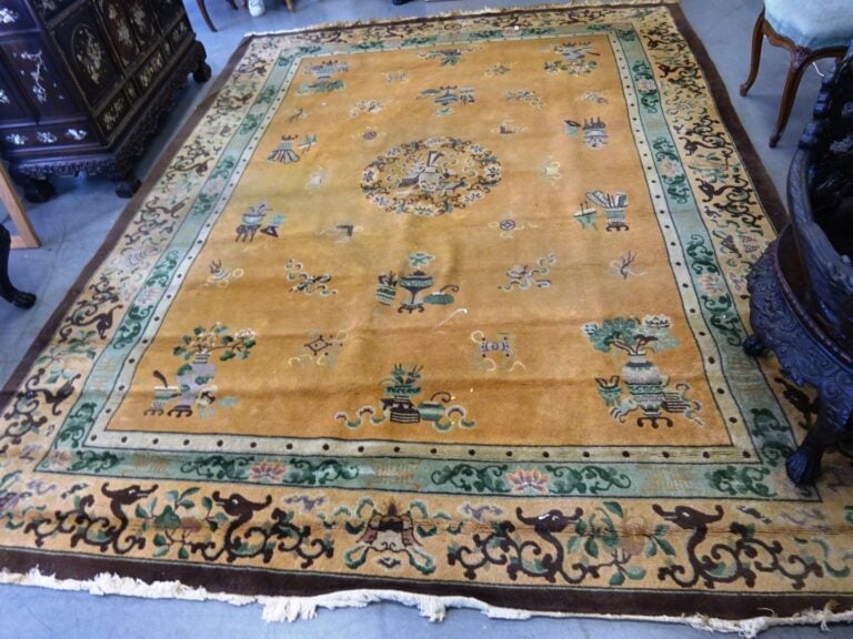 [/] TAPIS - Chine, Moderne - A décor de vases fleuris et de phénix stylisés - (…