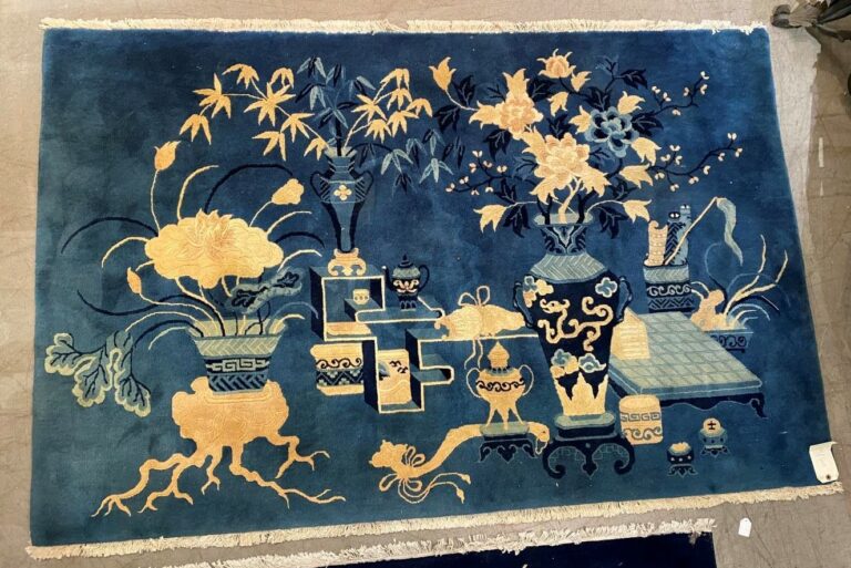 TAPIS - Chine - Sur fond bleu le décor représente des vases fleuris et frises d…