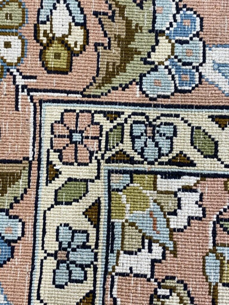 Tapis en laine à décor de vase fleuri et motifs stylisés sur fond bleu ciel, bo…