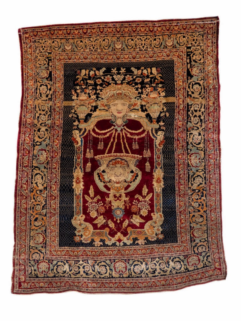 Tapis HERIZ, à décor central d'une lampe de mosquée ornée d'un masque félin et…