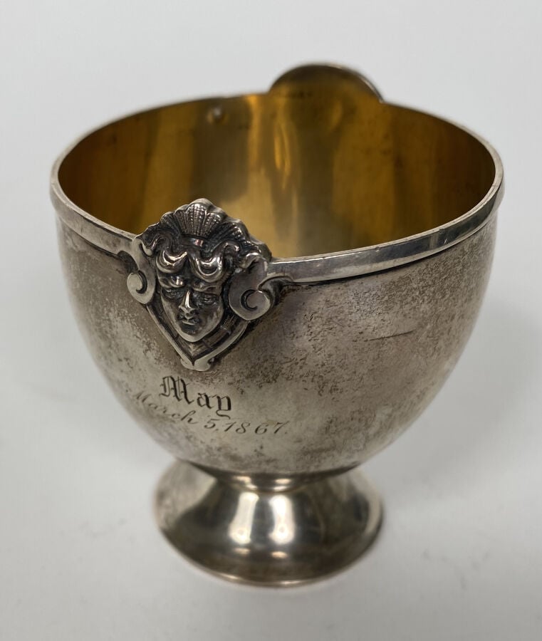 Tasse en argent anglais sur piédouche à décor sur le buvant d'un masque à l'ant…