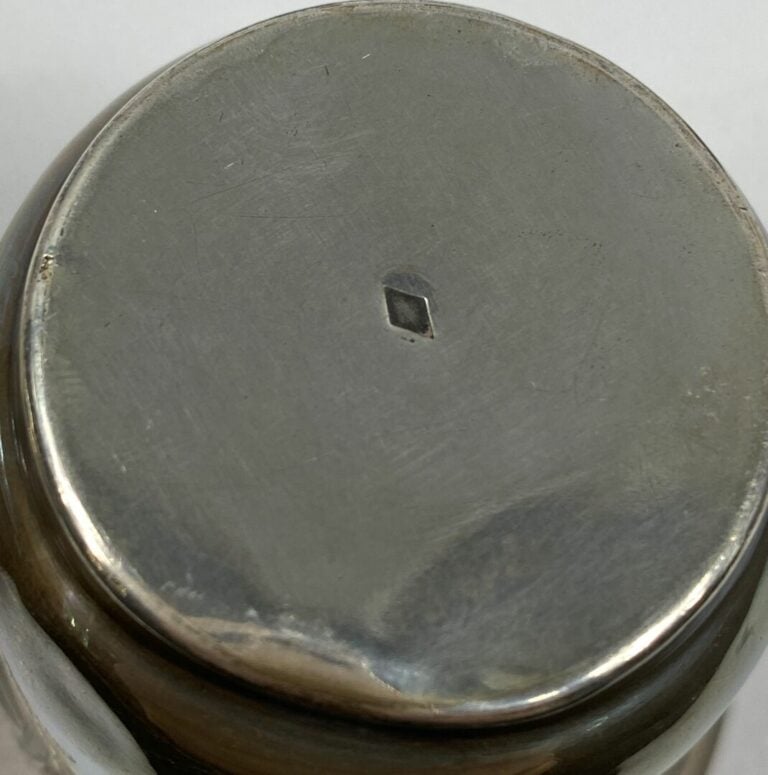 Tasse et sous-tasse en argent (925) à décor de frise - On joint un gobelet et u…