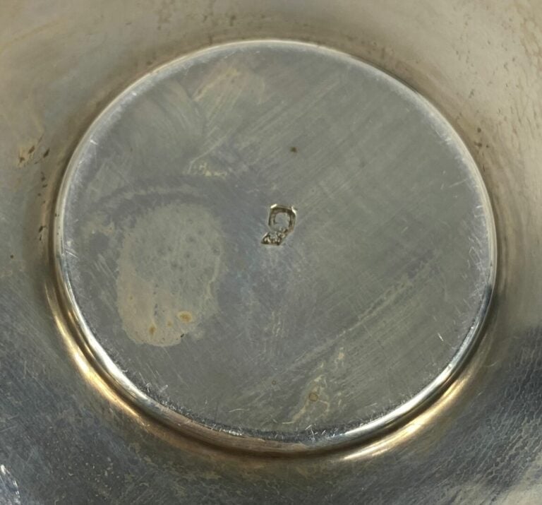 Tasse et sous-tasse en argent (925) à décor de frise - On joint un gobelet et u…