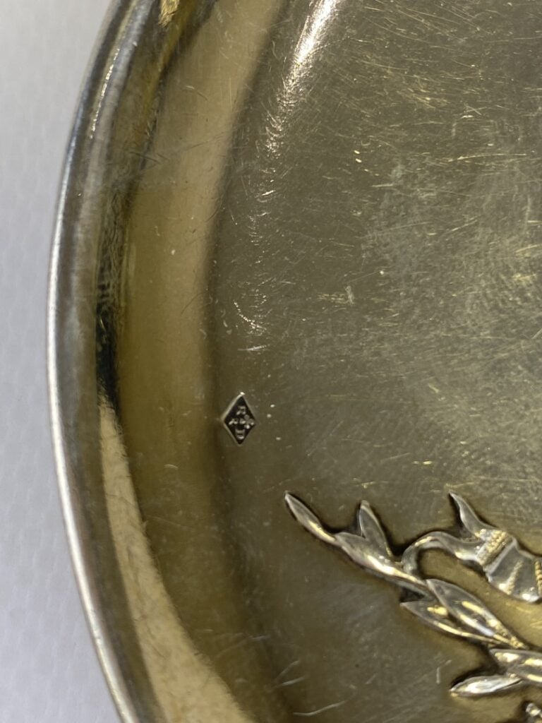Tasse et sous-tasse en argent au décor de laurier, ruban et torche. - Poinçon M…