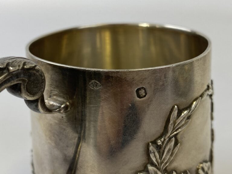Tasse et sous-tasse en argent au décor de laurier, ruban et torche. - Poinçon M…