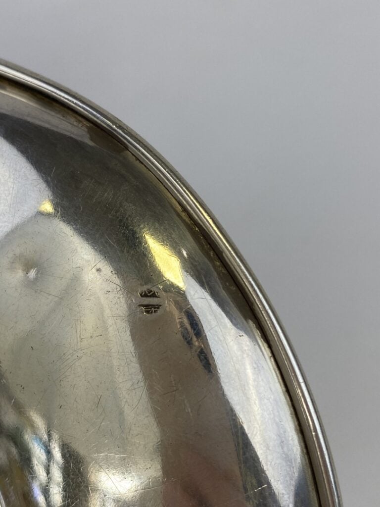 Tasse et sous-tasse en argent au décor de laurier, ruban et torche. - Poinçon M…
