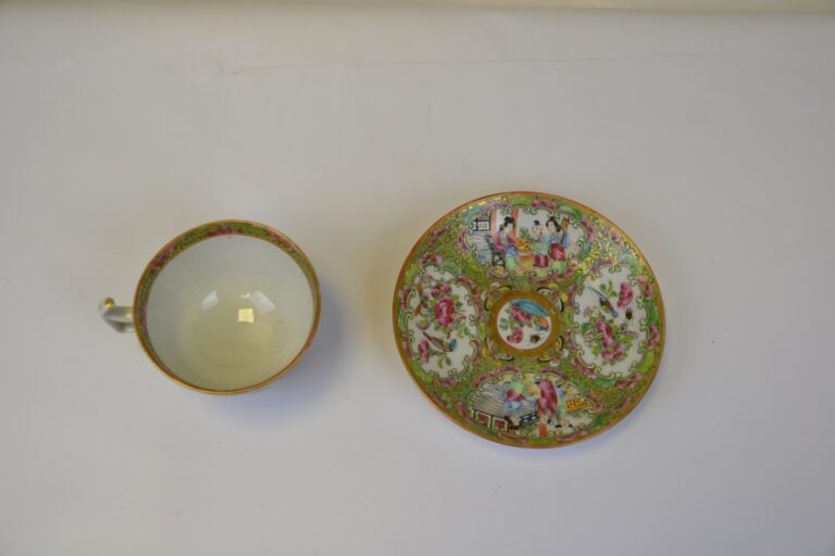 Tasse et sous-tasse en porcelaine polychrome de Canton. - Sous-tasse: Diamètre:…