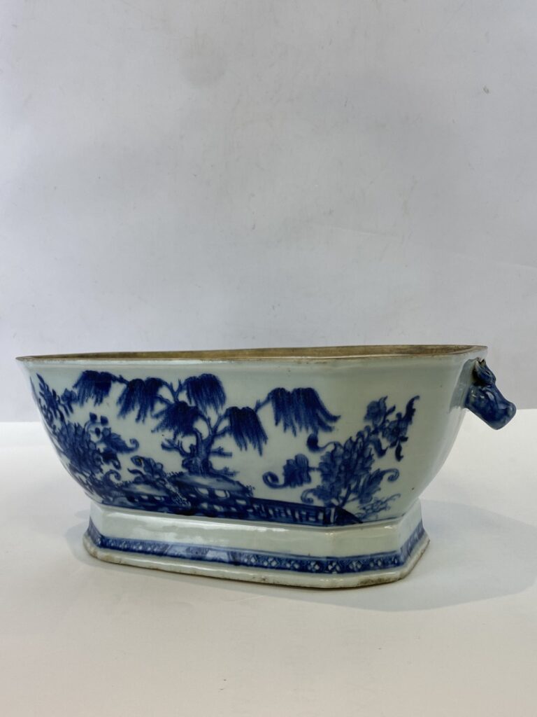Terrine en porcelaine bleu blanc - Chine - A décor de paysage lacustre et prise…