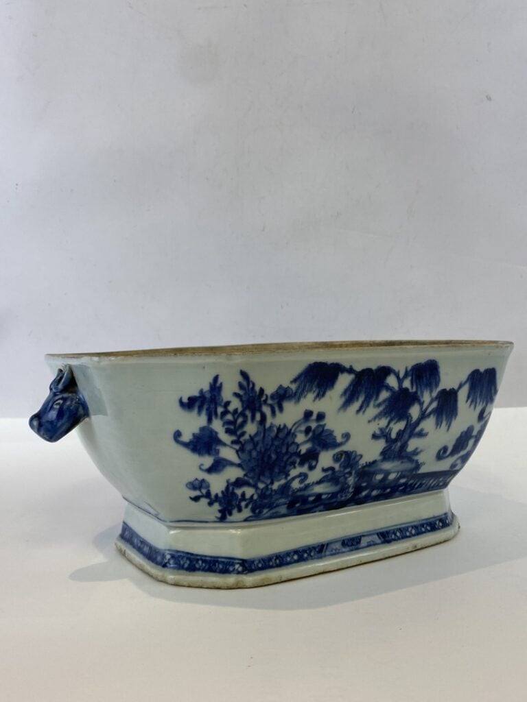 Terrine en porcelaine bleu blanc - Chine - A décor de paysage lacustre et prise…