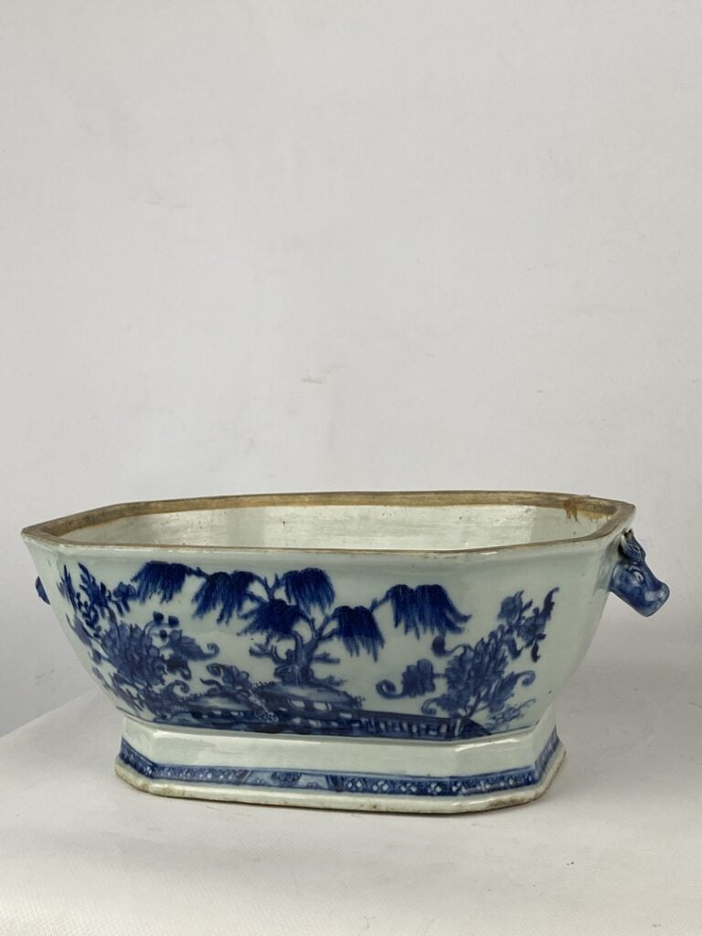 Terrine en porcelaine bleu blanc - Chine - A décor de paysage lacustre et prise…