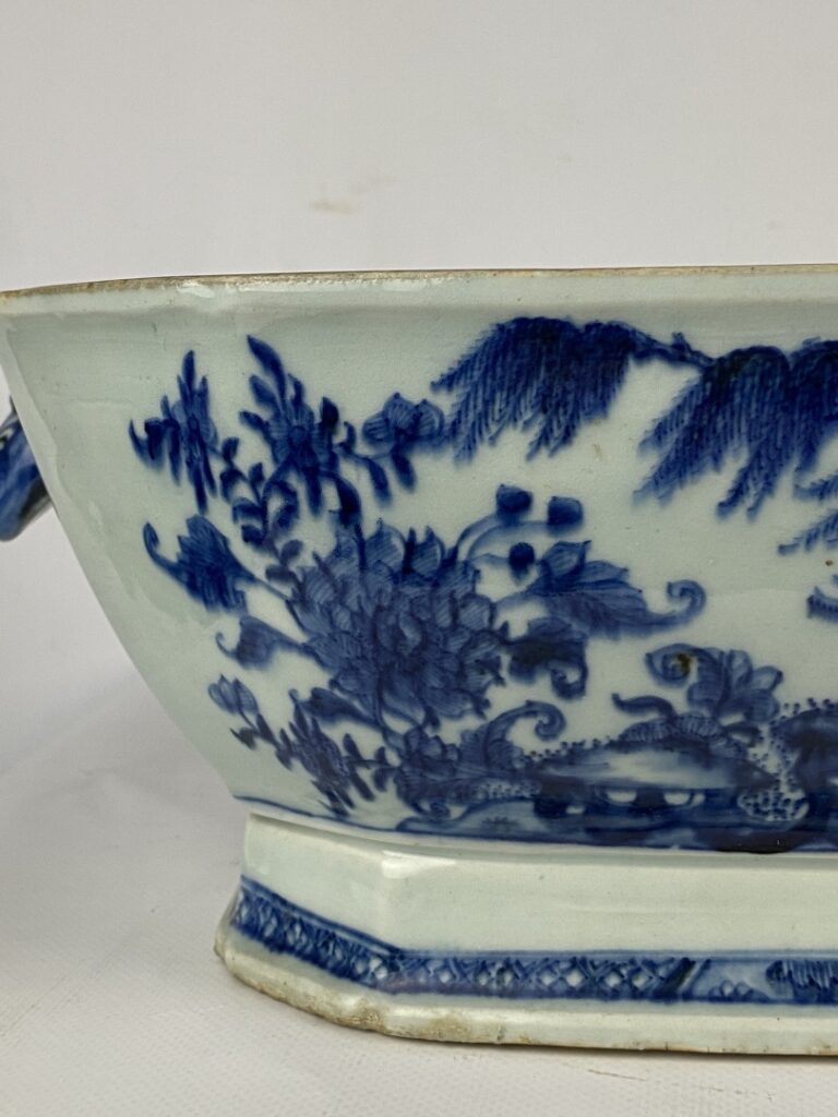 Terrine en porcelaine bleu blanc - Chine - A décor de paysage lacustre et prise…
