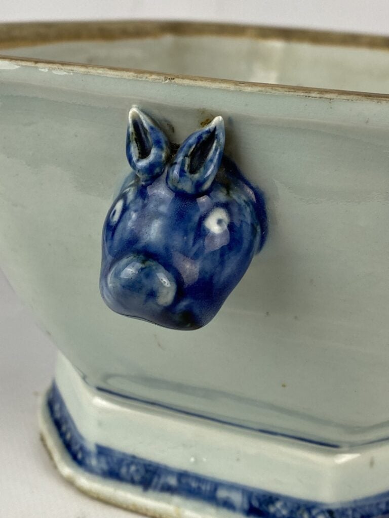 Terrine en porcelaine bleu blanc - Chine - A décor de paysage lacustre et prise…