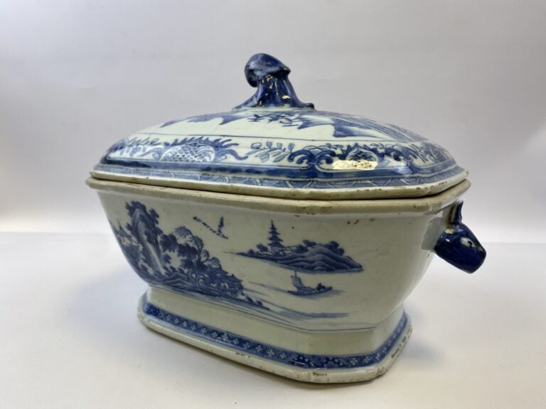 TERRINE EN PORCELAINE BLEU BLANC - Chine - A pans coupés et bordure lobée, à dé…
