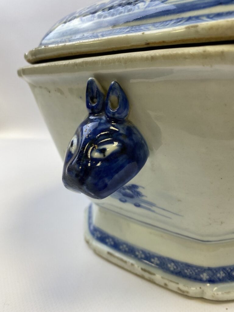 TERRINE EN PORCELAINE BLEU BLANC - Chine - A pans coupés et bordure lobée, à dé…