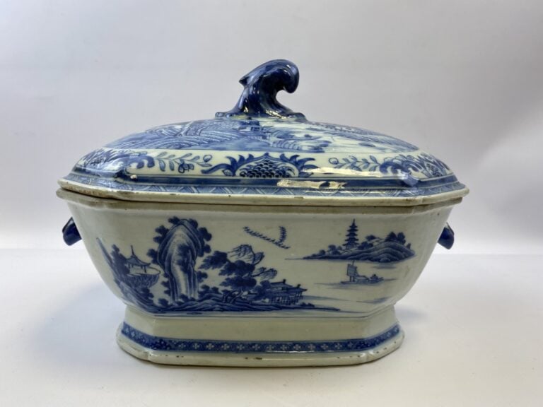 TERRINE EN PORCELAINE BLEU BLANC - Chine - A pans coupés et bordure lobée, à dé…