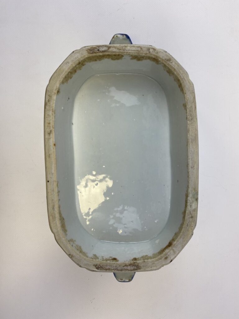 TERRINE EN PORCELAINE BLEU BLANC - Chine - A pans coupés et bordure lobée, à dé…