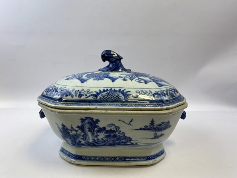 TERRINE EN PORCELAINE BLEU BLANC - Chine - A pans coupés et bordure lobée, à dé…