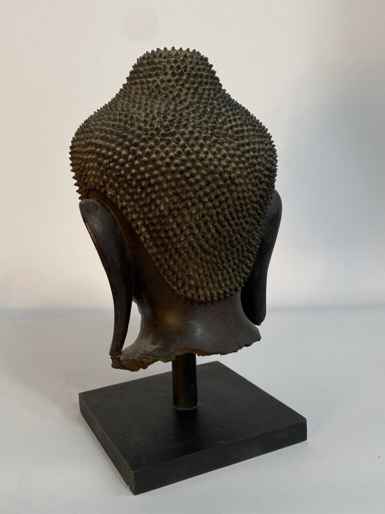 Tête de bouddha en bronze à patine brune et traces de laque or et polychromie r…