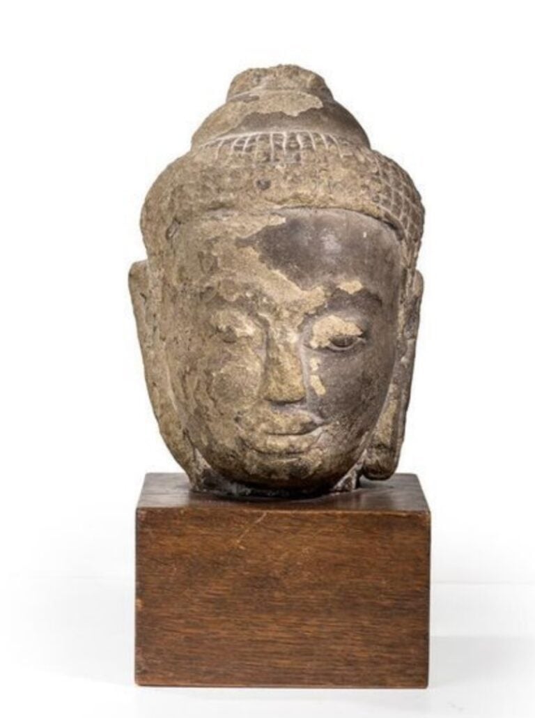 TÊTE DE BOUDDHA EN PIERRE - Thaïlande, Ayutthaya - La divinité est représentée…