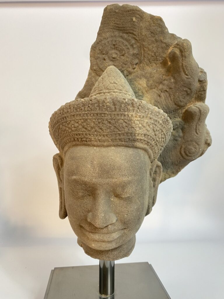 Tête en grès à l'effigie d'une divinité masculine - CAMBODGE - Période khmère,…