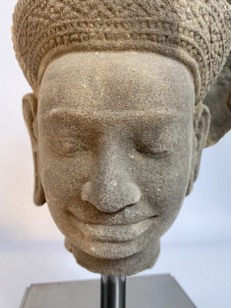 Tête en grès à l'effigie d'une divinité masculine - CAMBODGE - Période khmère,…