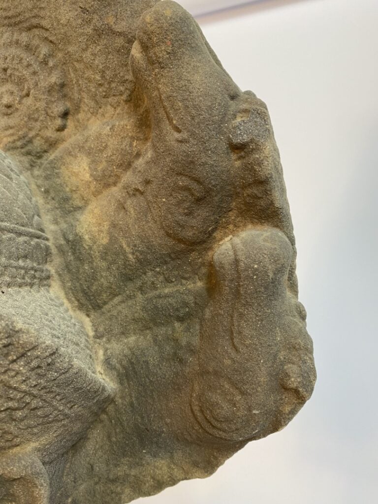 Tête en grès à l'effigie d'une divinité masculine - CAMBODGE - Période khmère,…
