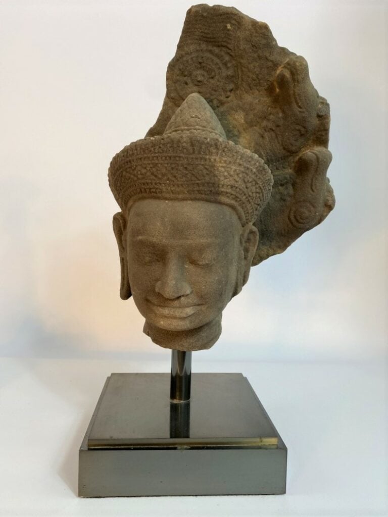 Tête en grès à l'effigie d'une divinité masculine - CAMBODGE - Période khmère,…