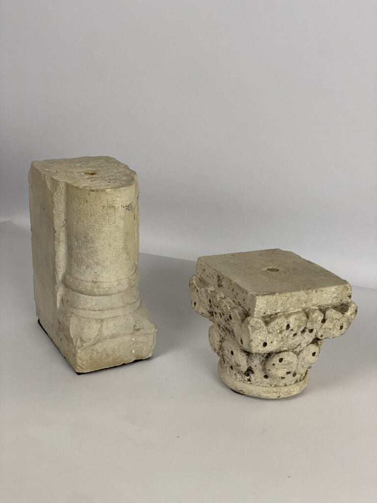 Tête sculptée dans le goût de l'Antique en composition patinée - Cachet d'éditi…
