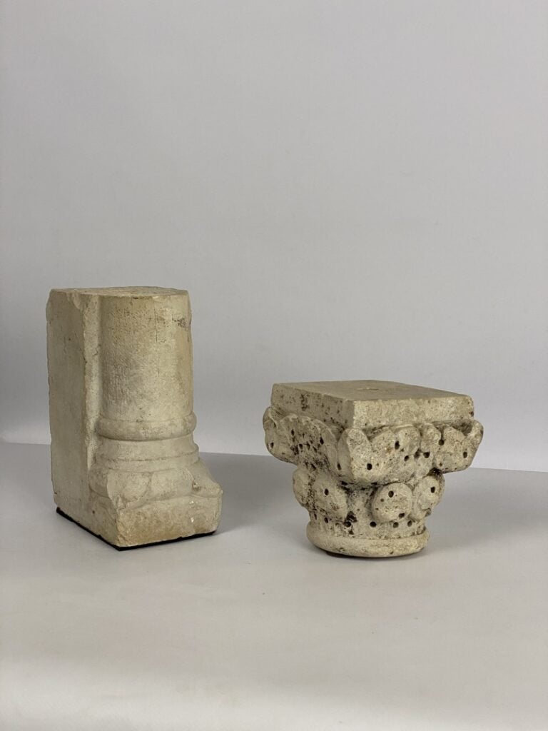 Tête sculptée dans le goût de l'Antique en composition patinée - Cachet d'éditi…