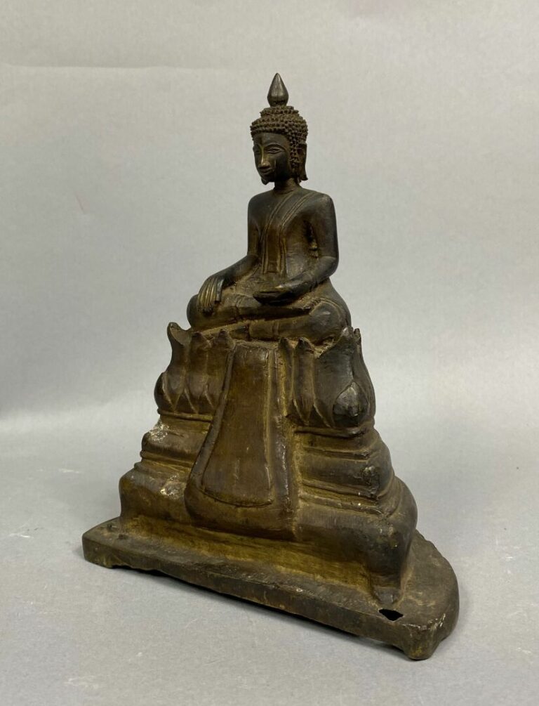 Thaïlande - Statuette de bouddha en bronze à patine brune, assis en virasana, l…