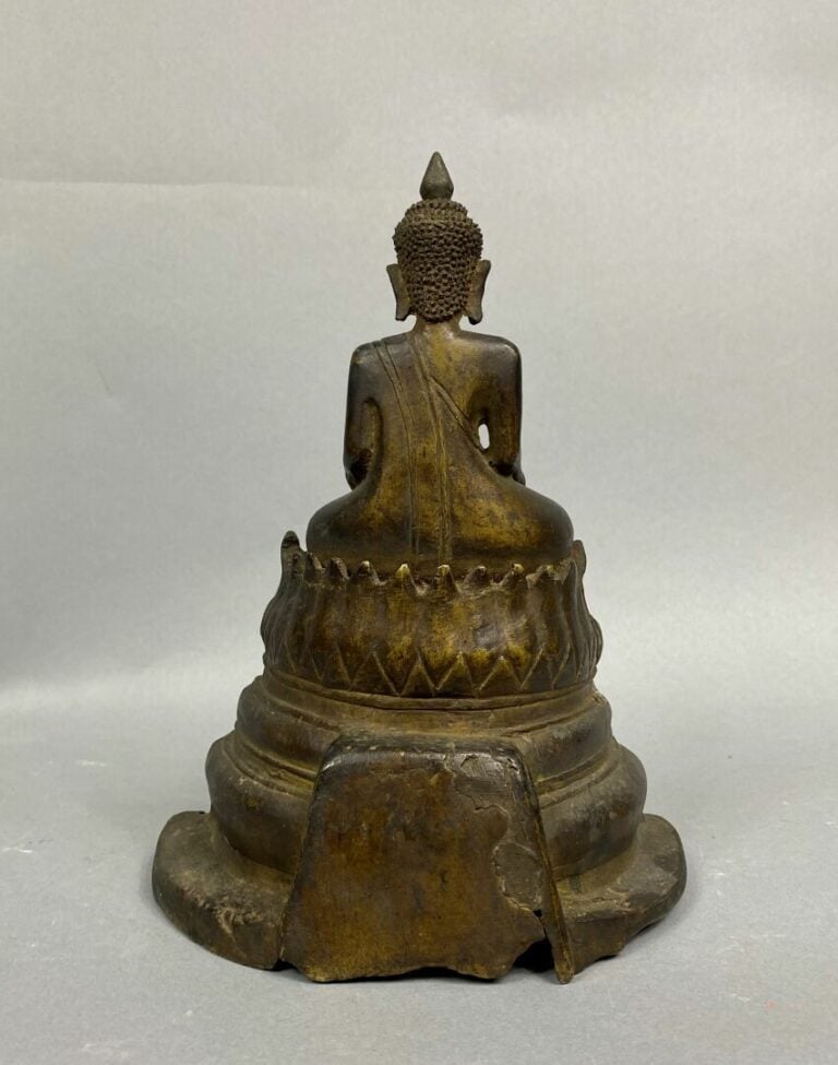 Thaïlande - Statuette de bouddha en bronze à patine brune, assis en virasana, l…