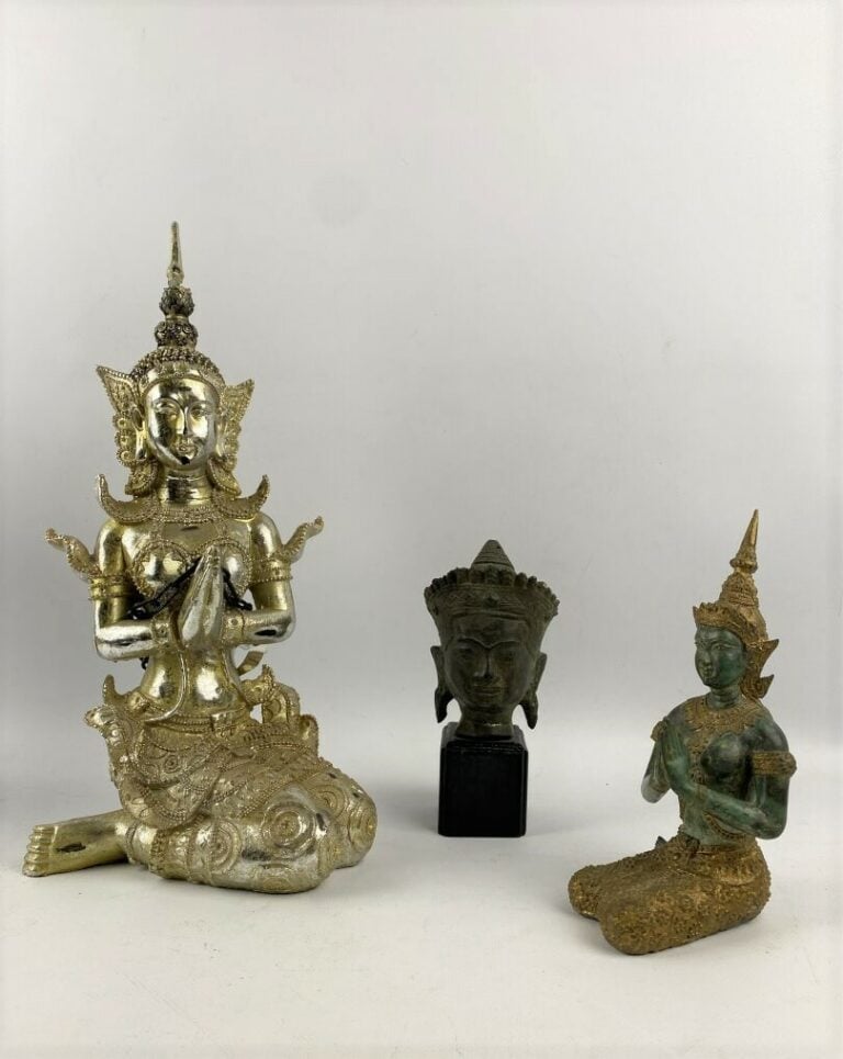Thailande - Tête de bouddha en bronze à patine verte et divinité féminine assis…