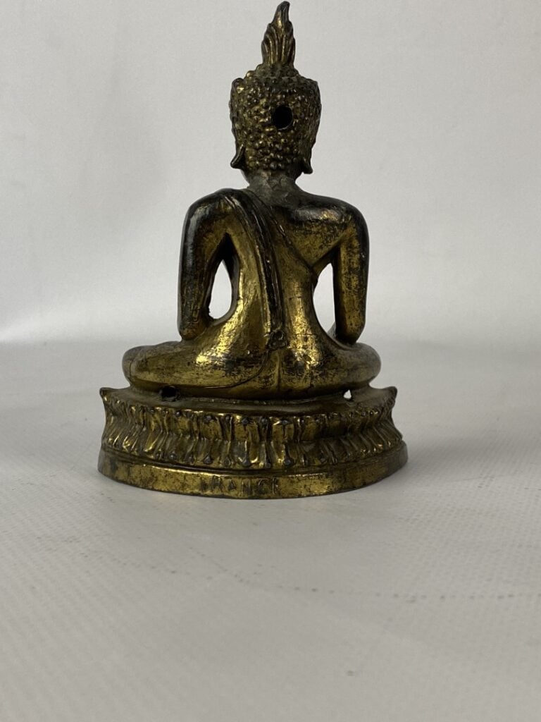 THAILANDE, vers 1900 - Petite statuette de bouddha en bronze doré, assis en vir…