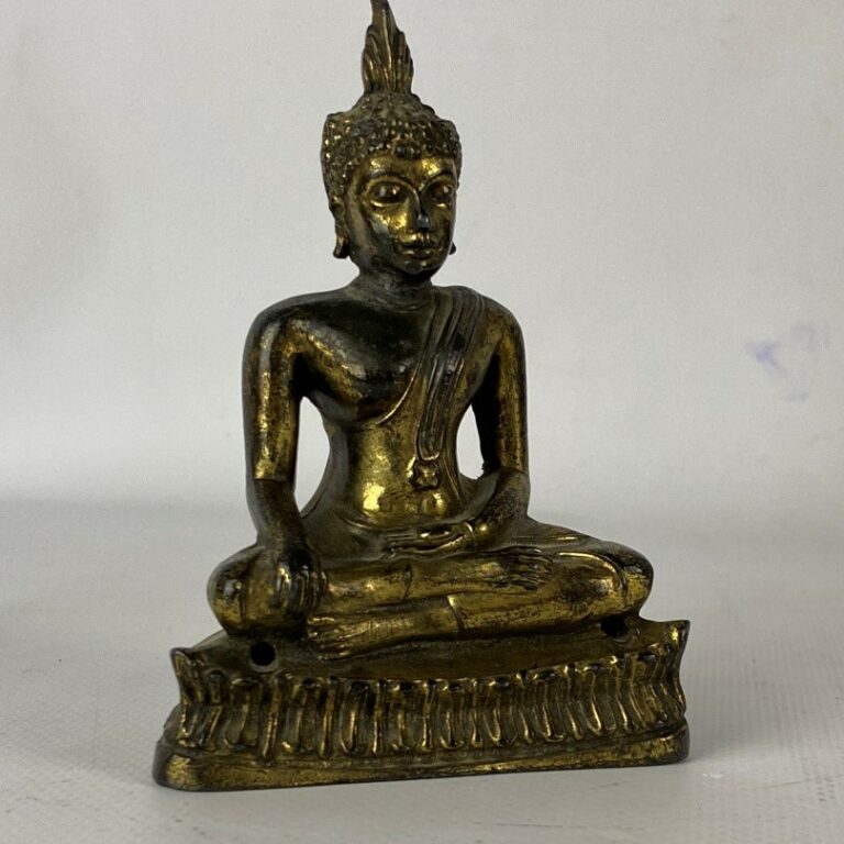 THAILANDE, vers 1900 - Petite statuette de bouddha en bronze doré, assis en vir…