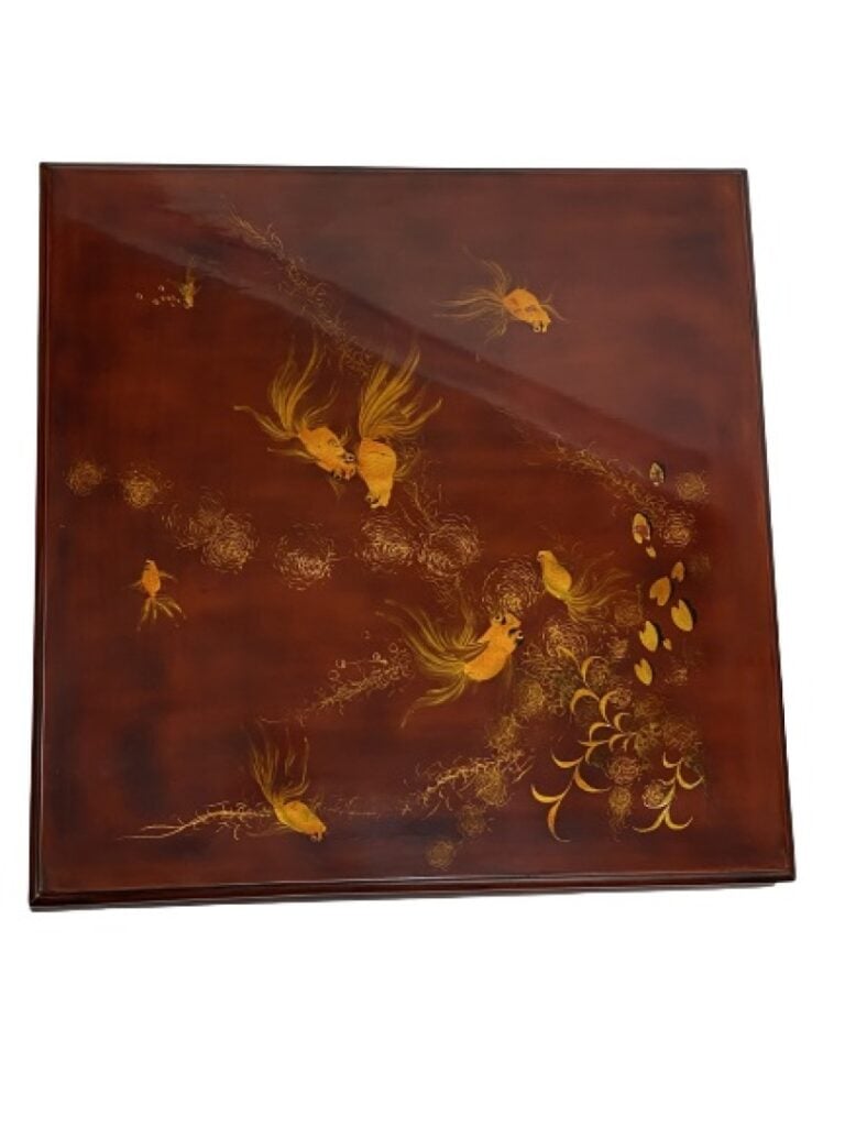 THANH LE - Vietnam - Table basse de forme carrée en bois laqué rouge. Au décor…
