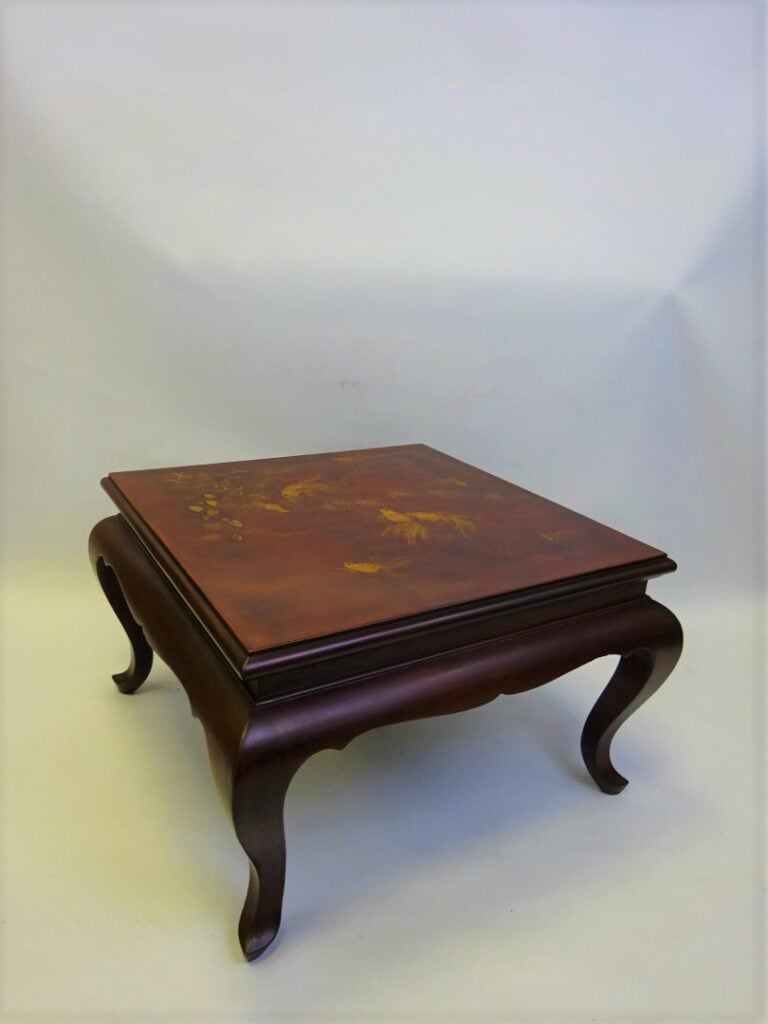 THANH LE - Vietnam - Table basse de forme carrée en bois laqué rouge. Au décor…