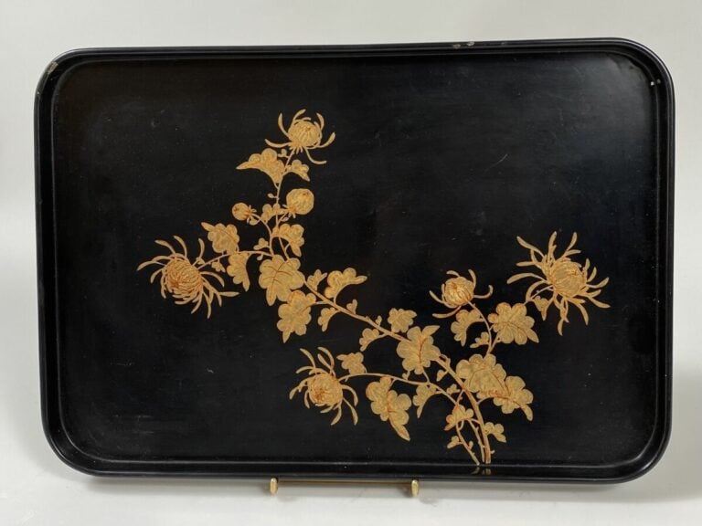 THANH LEY - Un plateau en laque noire à décor de fleurs