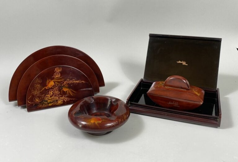 THANH LEY, VIETNAM -XXE SIÈCLE - Ensemble de quatre pièces en bois laqué rouge…