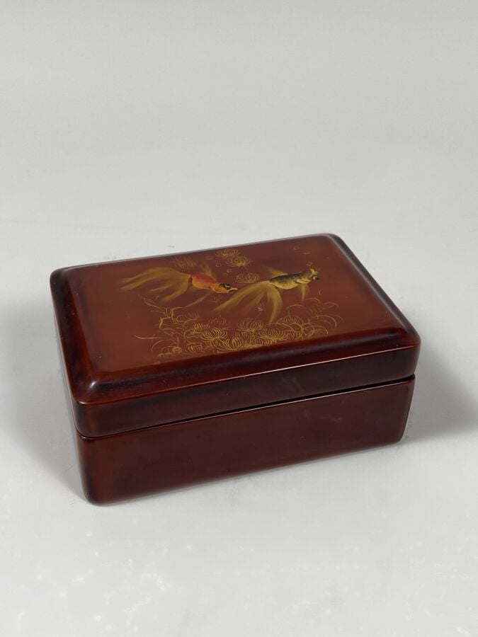 THANH LEY, VIETNAM- XXE SIECLE - Petite boîte à bijoux en bois laqué rouge fonc…