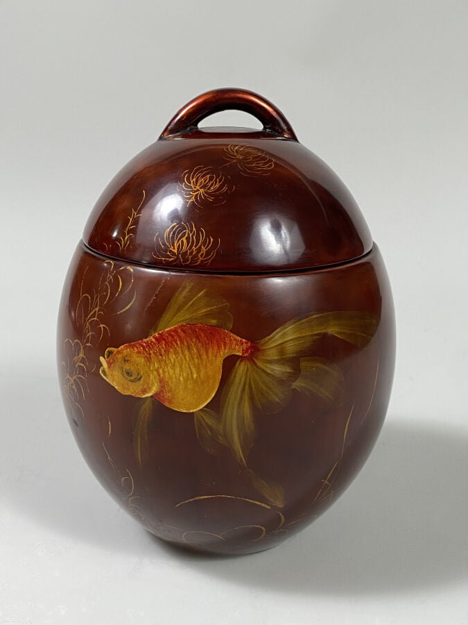 THANH LEY, VIETNAM -XXE SIÈCLE - Un pot ovoïde en bois laqué rouge foncée, à dé…