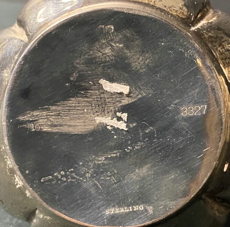 Théière en argent (925), la panse polylobée à décor gravé de médaillon supendu…