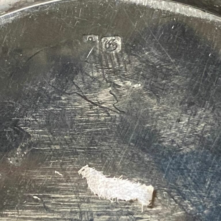 Théière en argent (925), la panse polylobée à décor gravé de médaillon supendu…