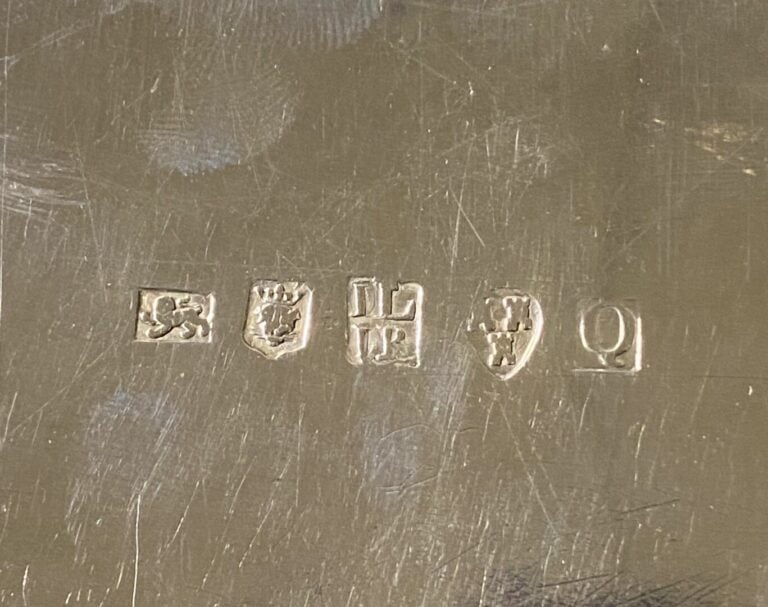 Théière en argent (925), la panse polylobée à décor gravé de médaillon supendu…